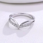 Moissanite Wave-Shape​ Ring | Continuous Round Moissanite Band with Ergonomic Curvature Design​